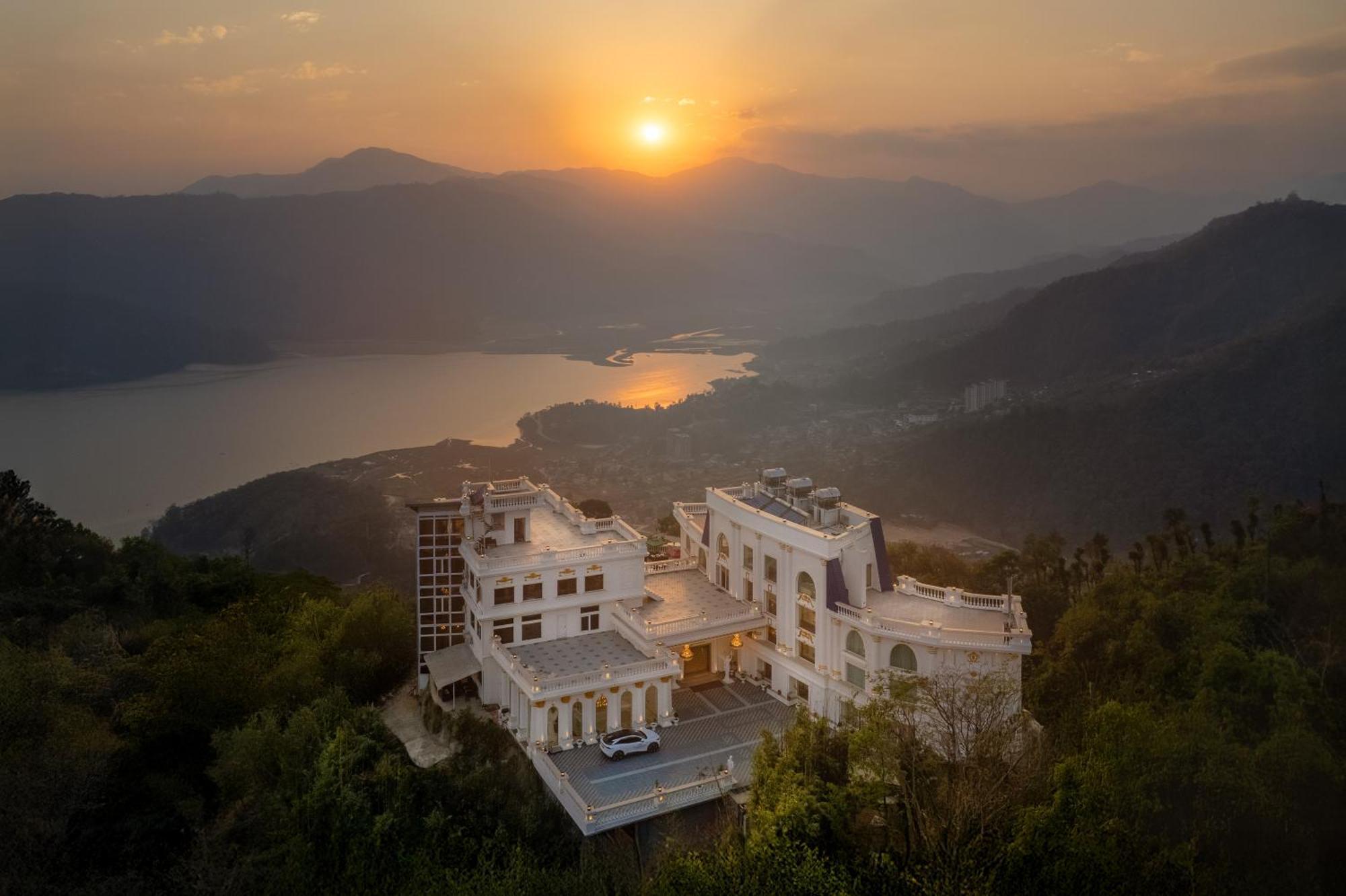 Le Glamour Resort & Wellness Spa Pokhara Exteriör bild